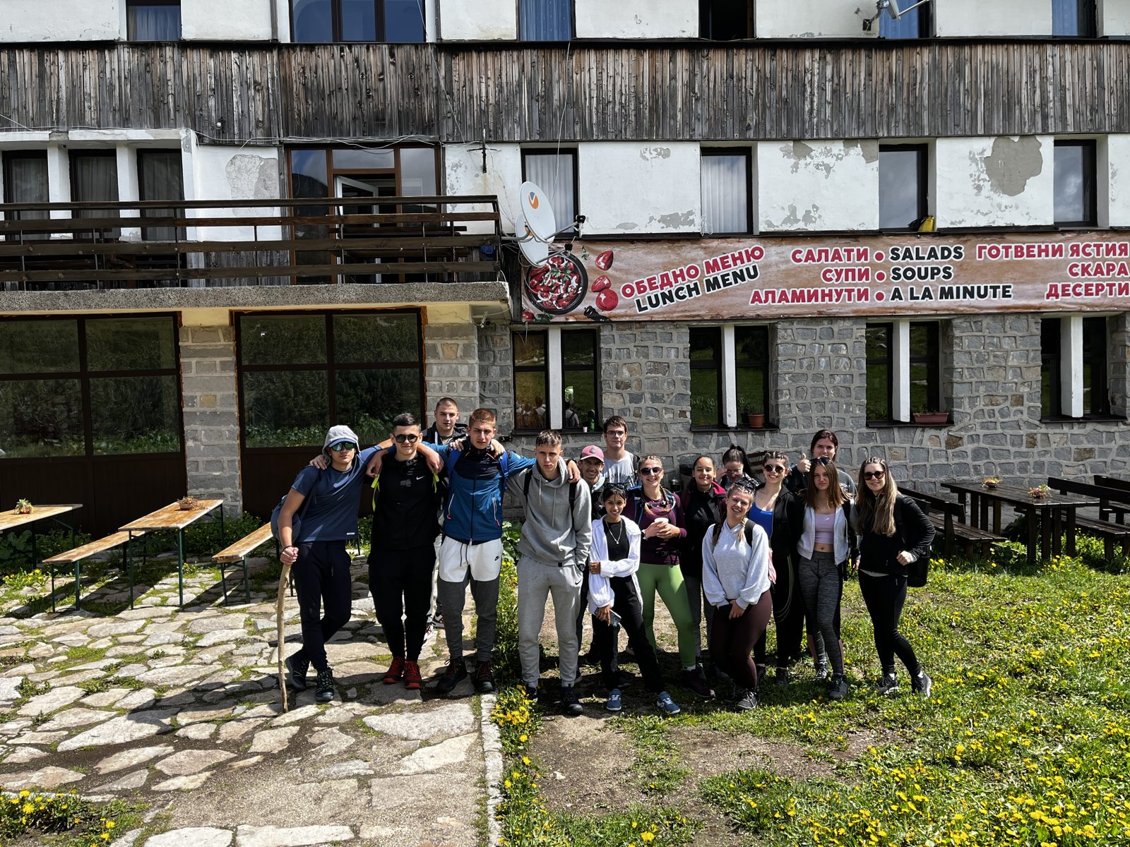 Групова снимка пред хижа Безбог