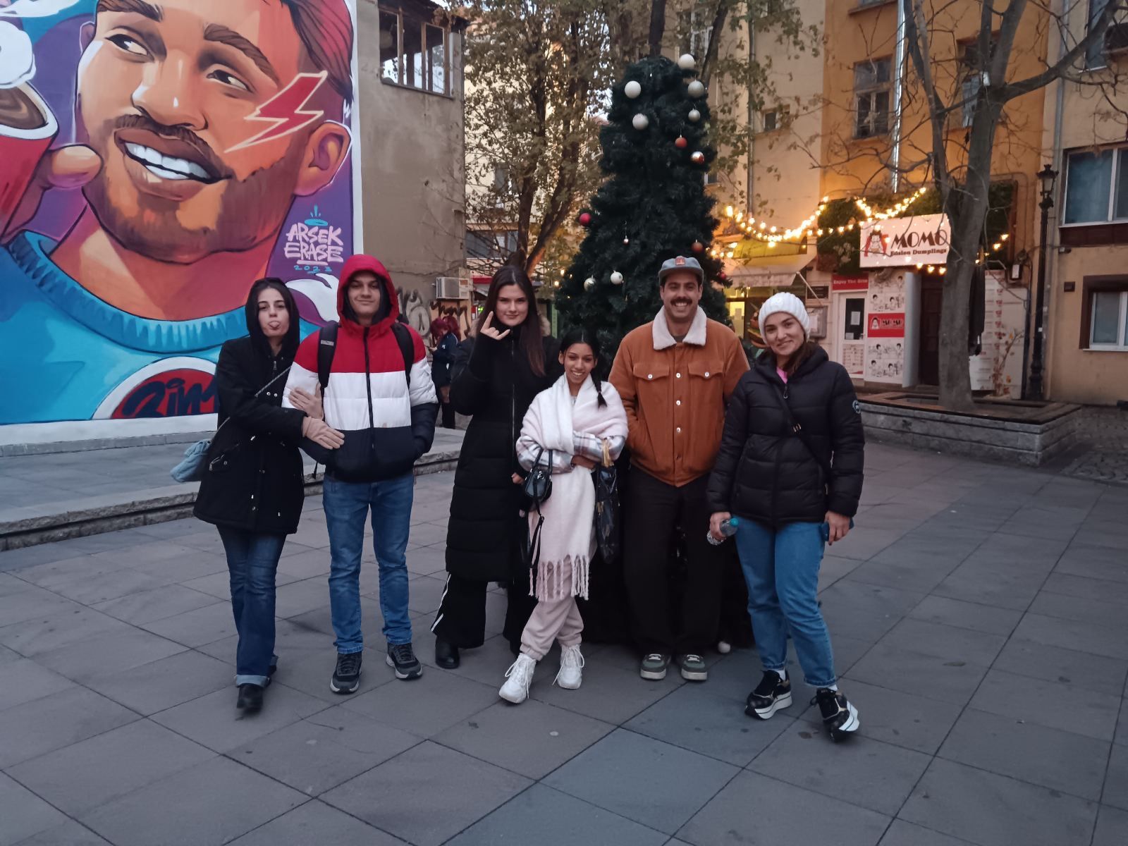 Разглеждане на изложбата на Design Weekend